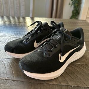 Nike Air Winflo 10 Women's Size 8 Black White Running Shoes Sneakers DV4023-003
